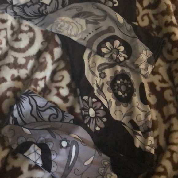 Skull leggings ☠️🌹 - Picture 3 of 4